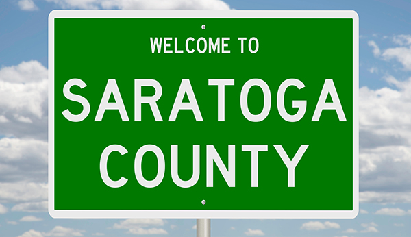 A directional sign welcoming to Saratoga NY